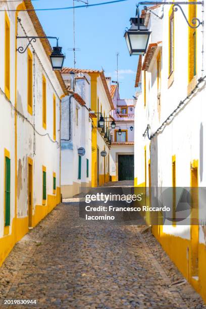 alley in alentejo. evora, portugal - iacomino portugal 個照片及圖片檔