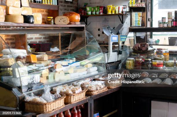 des produits frais et gourmands dans une épicerie fine - charcuterie traiteur photos et images de collection