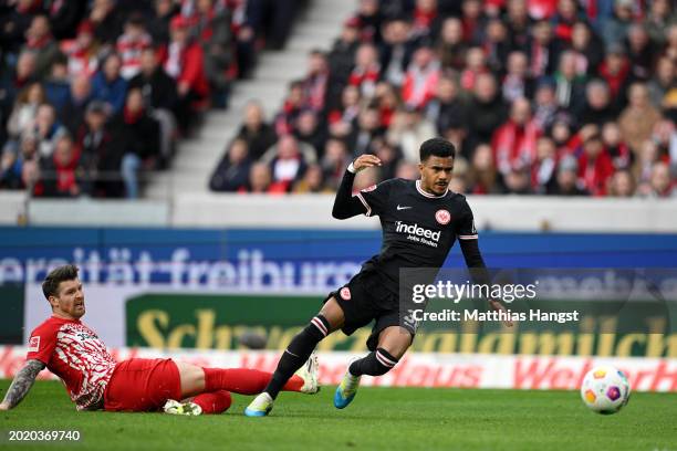 Ansgar Knauff of Eintracht Frankfurt scores his team's second goal during the Bundesliga match between Sport-Club Freiburg and Eintracht Frankfurt at...