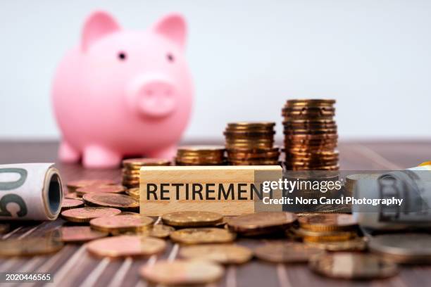 retirement planning - pensão documento bancário imagens e fotografias de stock