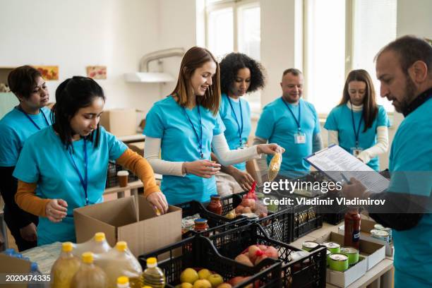organiser les dons alimentaires - fondation caritative photos et images de collection