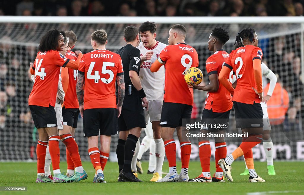 Luton Town v Manchester United - Premier League