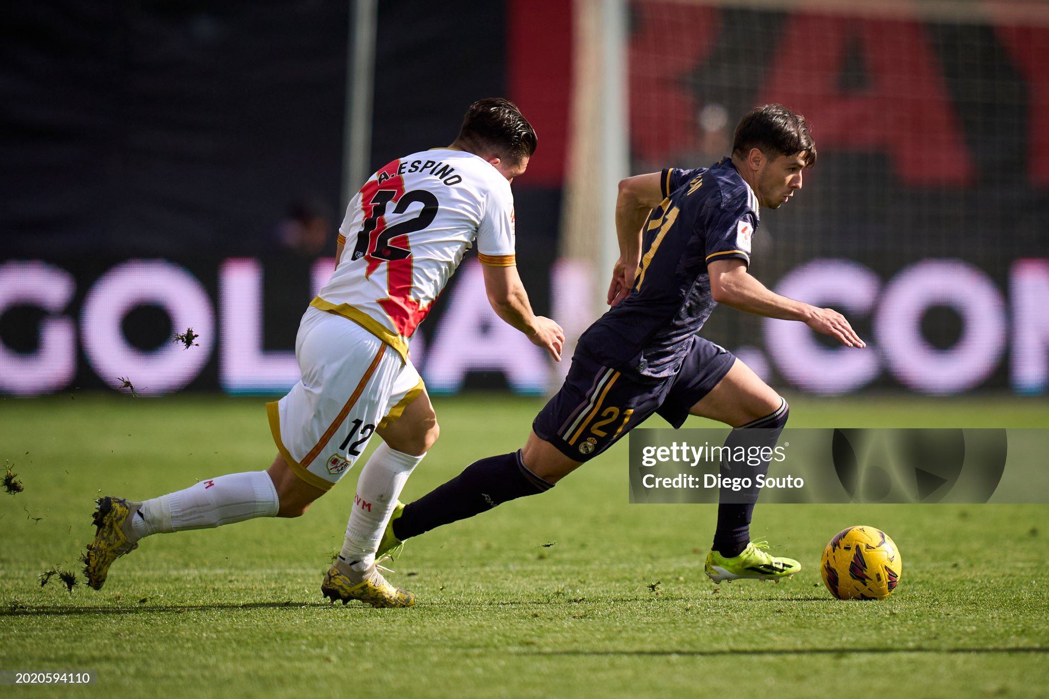 Real Madrid draws with Rayo, allowing direct rivals to close in
