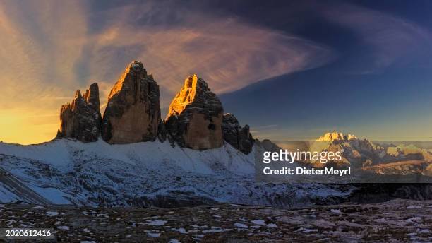 the three peaks of lavaredo or tre cime di mountain at sunrise, dolomites mountains, italy, europe - alpenglow - fotografias e filmes do acervo