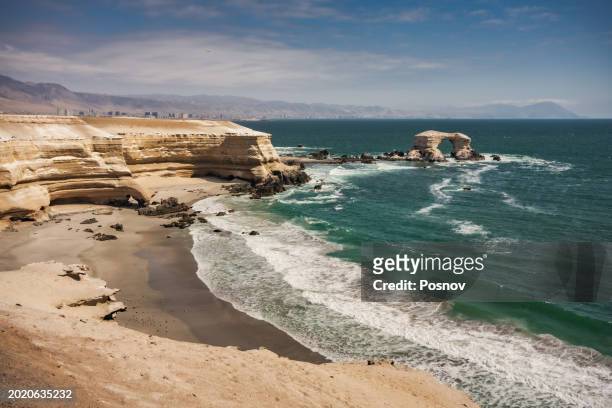 la portada natural arch in antofagasta - côte pacifique photos et images de collection