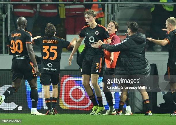Dean Huijsen of AS Roma celebrates with his teammates after scoring opening goal during the Serie A TIM match between Frosinone Calcio and AS Roma -...