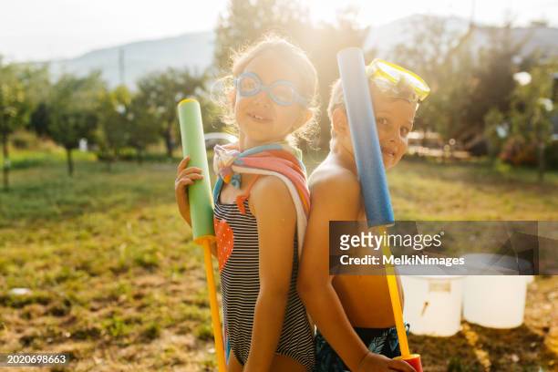 children ready for waterfight  batle - pistola de agua fotografías e imágenes de stock