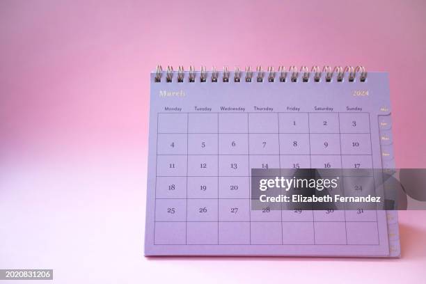 march 2024 desk calendar on pink background - calendario español fotografías e imágenes de stock