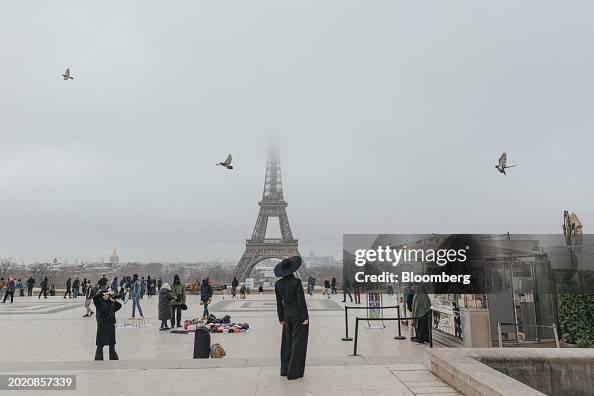 Tourism and Economy in Paris as France Lowers Its Economic Growth Forecast