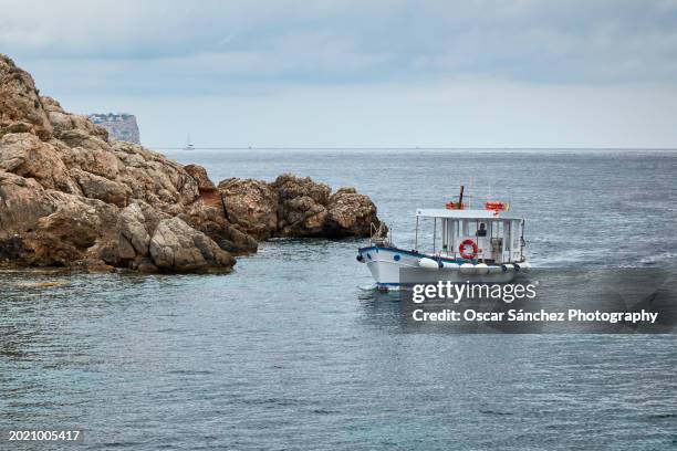 fishing boat - barco pesquero fotografías e imágenes de stock