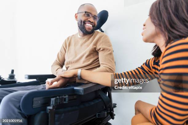 supportive relationship - multiple sclerose stockfoto's en -beelden