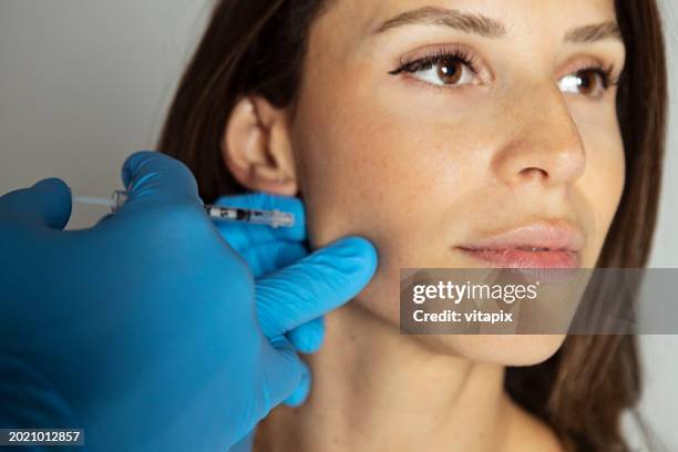 inyección de botox para el problema de apretar los dientes - labios boca humana fotografías e imágenes de stock