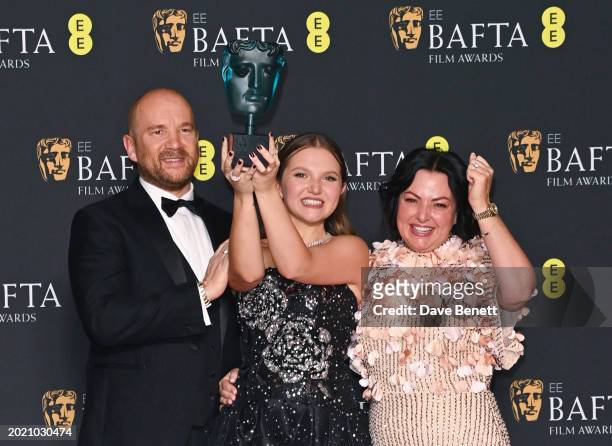 Wayne Mckenna- Bruce, Mia Mckenna-Bruce and Angela Mckenna-Bruce pose with the EE Rising Star Award in the winners room during the 2024 EE BAFTA Film...