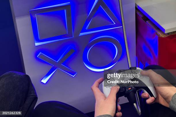 Console Player 1,416 Ps5 Console Stock Photos, High-Res Pictures, and Images - Getty ...