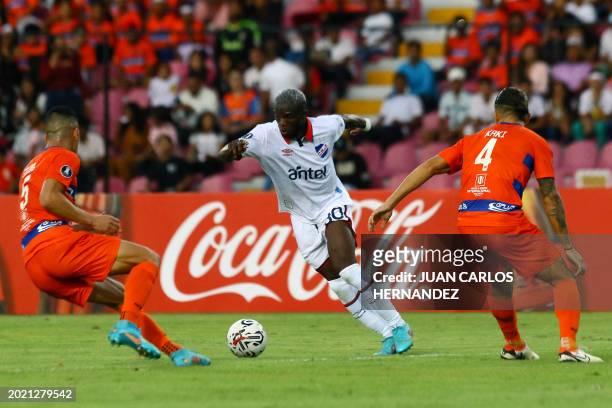 Nacional's Nigerian forward Christian Ebere fights for the ball with Puerto Cabello's midfielder Kendrys Silva and Puerto Cabello's defender Carlos...