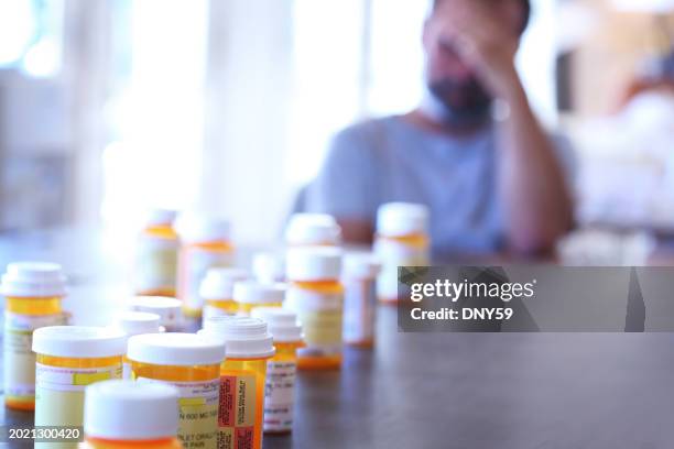 medikamentenüberlastung - tablettenbehälter stock-fotos und bilder