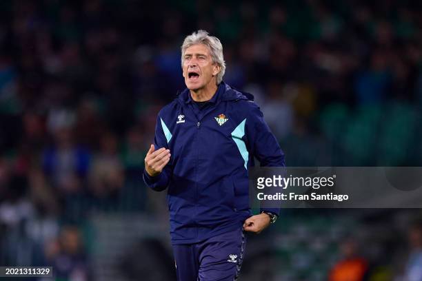 Manuel Pellegrini, manager of Real Betis looks on during the LaLiga EA Sports match between Real Betis and Deportivo Alaves at Estadio Benito...
