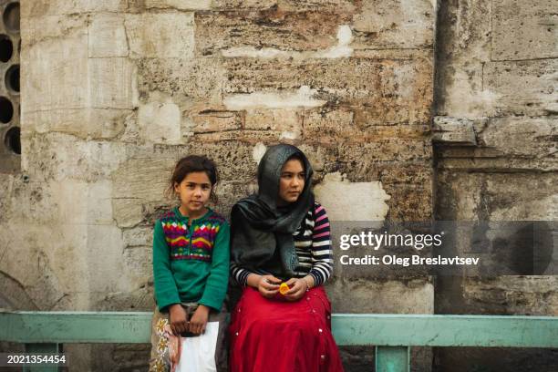 two toddler girls eastern appearance. real people, authentic clothing. - voile religieux photos et images de collection