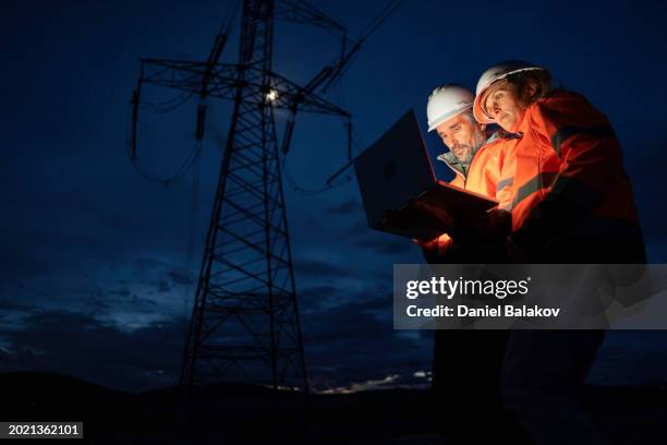 ai in power sector. engineers night shift. teamwork. - fuel and power generation stock pictures, royalty-free photos & images