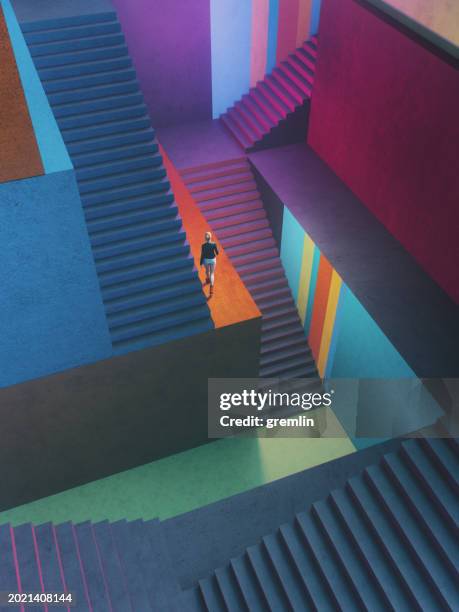 labyrinthe abstrait d’escaliers en béton avec une femme marchant - escalier photos et images de collection