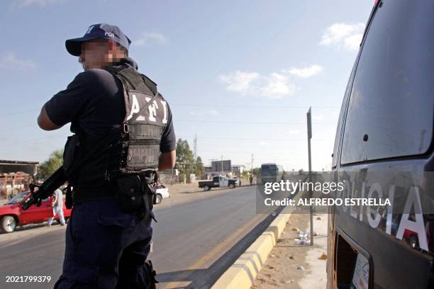 Un miembro de la Policia Estatal participa de un operativo de seguridad en una da las carreteras que llevan al puente internacional con Estados...