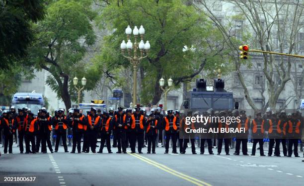 Un gran operativo policial corta una importante avenida de Buenos Aires cuando agrupaciones de piqueteros marchan en reclamo de mejoras sociales el...