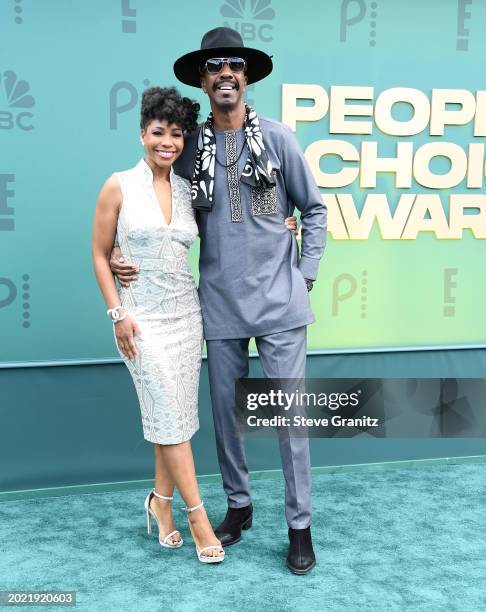 Smoove, Shahidah Omar arrives at the 2024 People's Choice Awards at Barker Hangar on February 18, 2024 in Santa Monica, California.