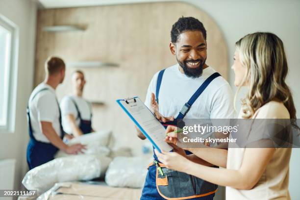 unterschreiben sie bitte den vertrag! - möbelpacker stock-fotos und bilder