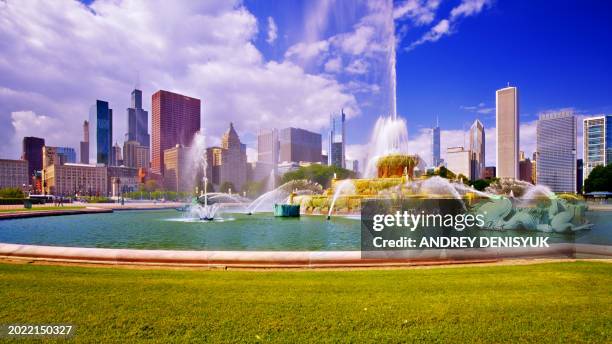 buckingham fountain and chicago skyline, illinois, usa - buckingham fountain chicago stock pictures, royalty-free photos & images