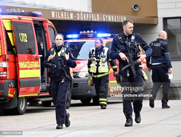 February 2024, North Rhine-Westphalia, Wuppertal: Police and ambulances are on duty at the Wilhelm-Dörpfeld-Gymnasium. Several pupils have been...