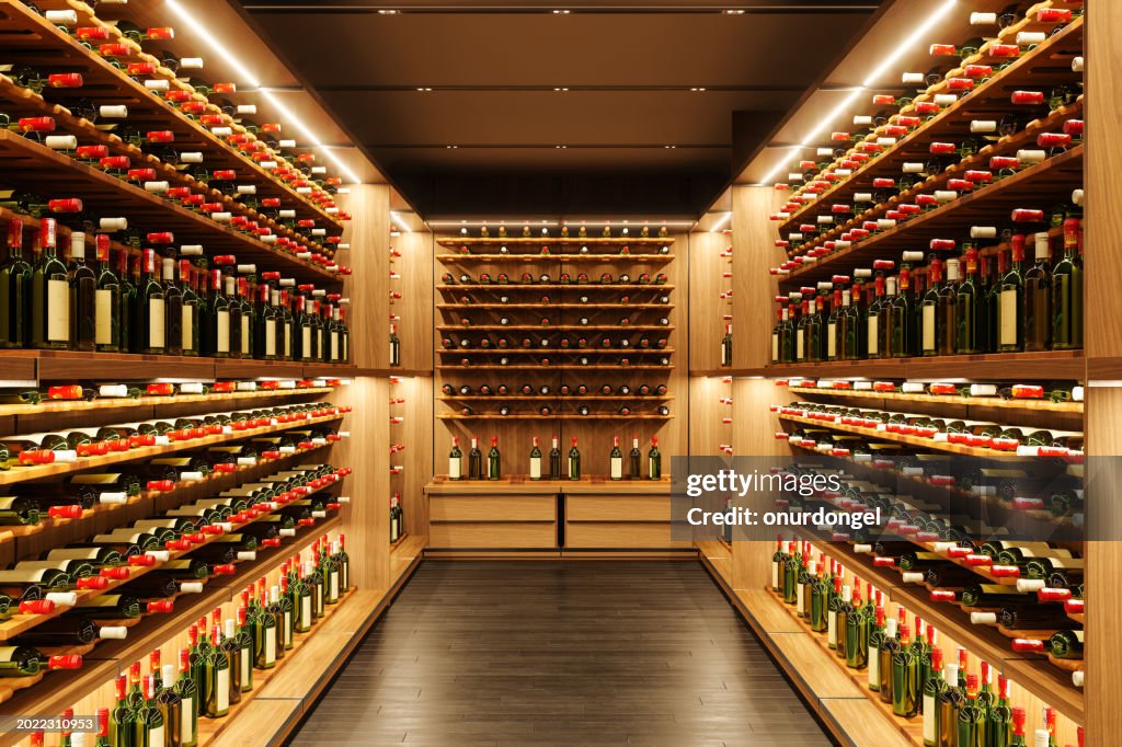 棚にワインボトルがある酒屋