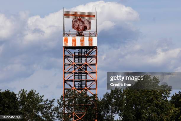 radar tower next to an airport - airborne weather radar stock pictures, royalty-free photos & images