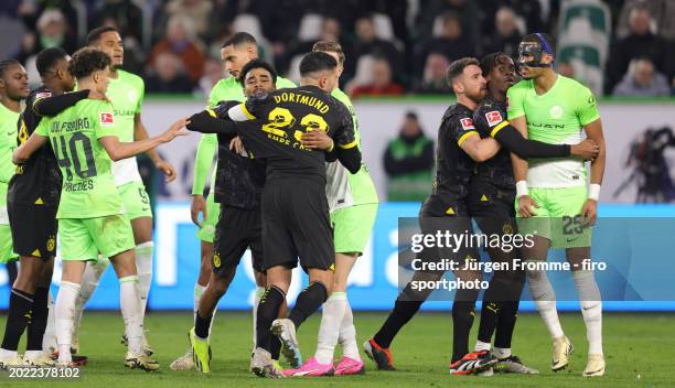 Scramble from left: Youssoufa Moukoko of BVB Kevin Paredes of VfL Emre Can of BVB Salih Özcan of BVB Jamie Bynoe-Gittens of BVB and Moritz Jenz after...