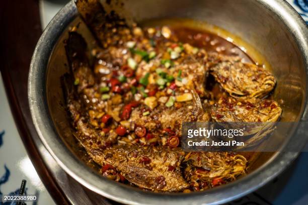 red-cooked fish - spicy fish szechuan stock-fotos und bilder