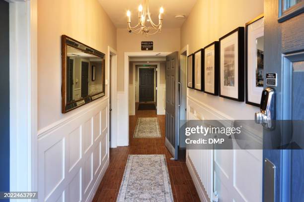 hotel, edificio y corredor o alojamiento servicio de hospitalidad o viaje de vacaciones en apartamento, albergue o vacaciones. diseño o decoración de puertas, pasillos e interiores como arquitectura, propiedad o vacaciones - alfombra puerta fotografías e imágenes de stock