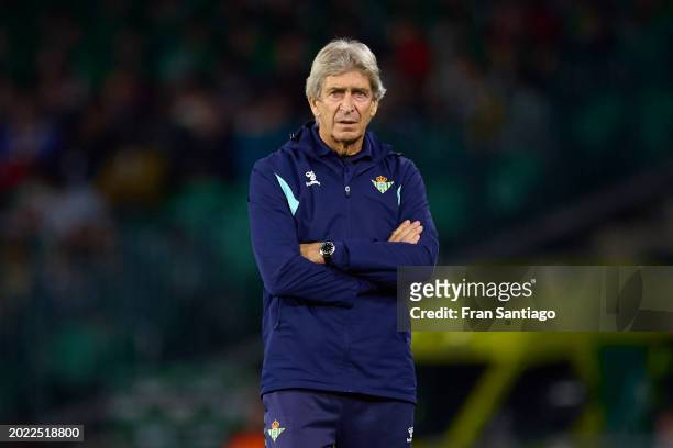 Manuel Pellegrini, manager of Real Betis looks on during the LaLiga EA Sports match between Real Betis and Deportivo Alaves at Estadio Benito...