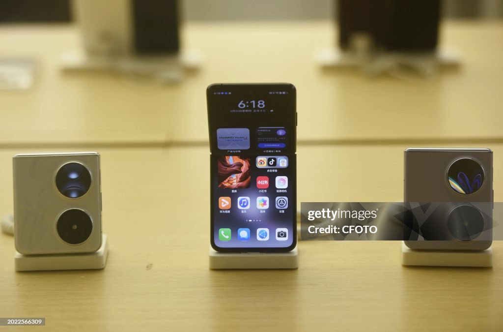 Huawei Releases Folding Screen Phone Pocket2