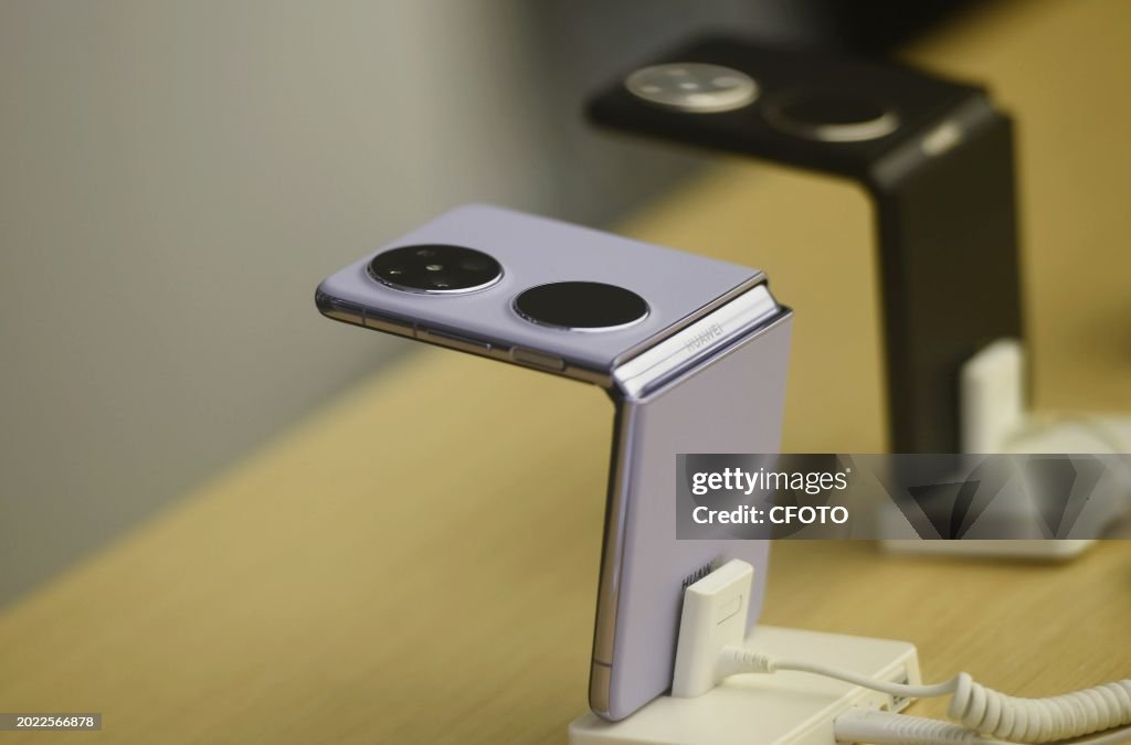 Huawei Releases Folding Screen Phone Pocket2