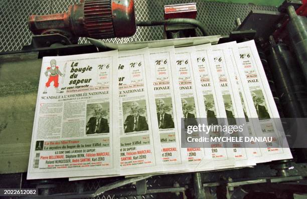 Présentation le 25 février 2000 de quelques-un des 200.000 exemplaires du journal satirique "La bougie du Sapeur" tout juste sortis des presses de...