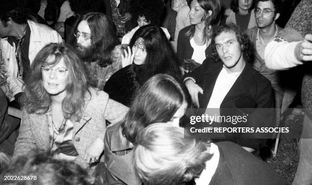 John Lennon et Yoko Ono pendant un concert lors du Festival de l'Île de Wight en aout 1969