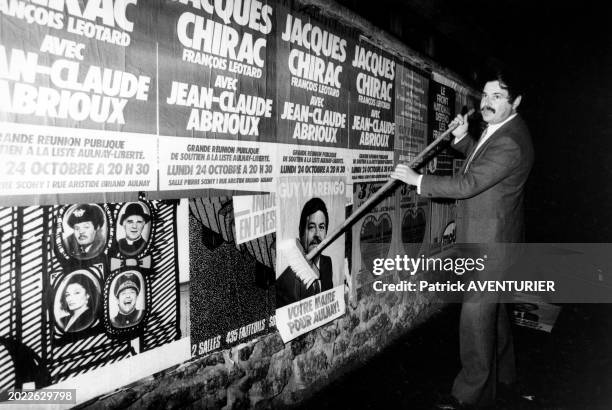 Guy Viarengo collant ses affiches électorales à Aulnay-sous-Bois, le 19 octobre 1983.