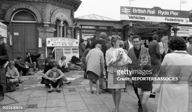 Hippies et habitants près d'une gare de East Afton Farm pendant le Festival de l'Île de Wight en aout 1969