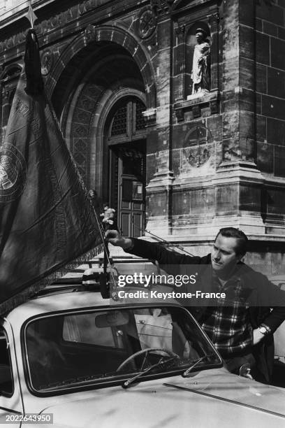 Hommage des chauffeurs de taxis à l'enterrement de leur collègue assassiné Marcel Orsay, le 26 mars 1964, à Paris.