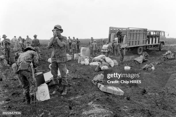Intervention de l'armée équatorienne lors de l'incendie sur l'île Isabela dans les îles Galápagos, le 20 mars 1985.