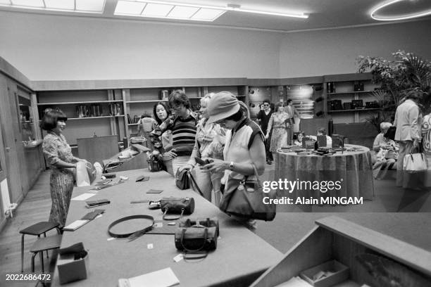 La boutique 'Louis Vuitton' de l'avenue Marceau à Paris, le 9 août 1977.