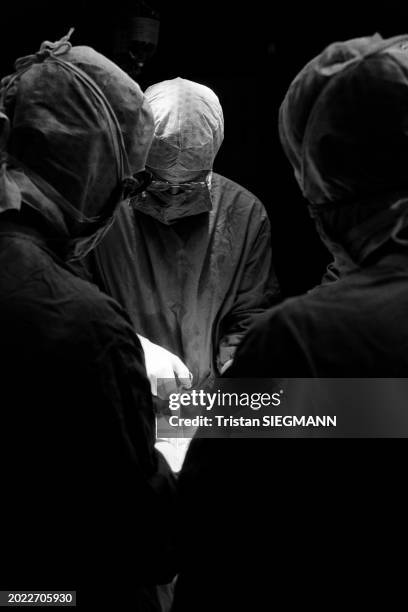 Chirurgiens lors d'une opération à l'hôpital militaire Bégin à Paris le 28 aout 1985