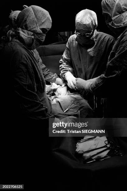 Chirurgiens lors d'une opération à l'hôpital militaire Bégin à Paris le 28 aout 1985