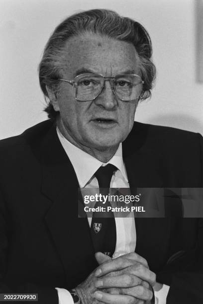 Roland Dumas lors d'un réunion des ministres des affaires étrangères à Hanovre le 5 novembre 1985