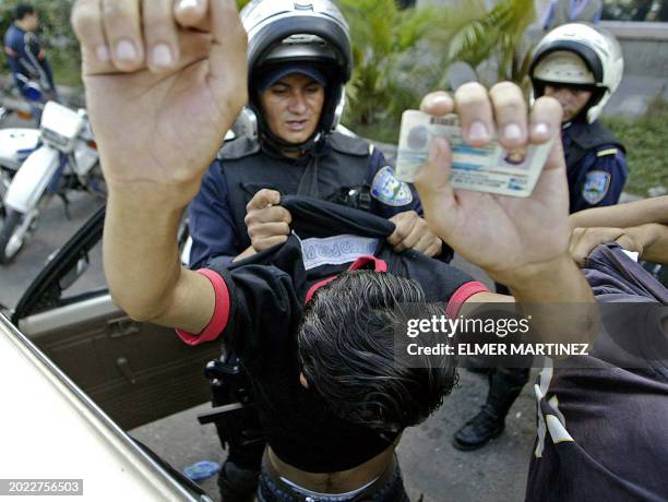 Agentes de la Policia Nacional de Honduras requisan a pasajeros de un autobus durante operativos conjuntos con el Ejercito como parte de la...