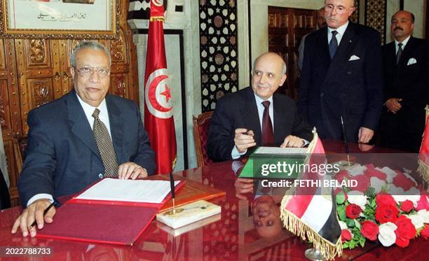 Egyptian Prime Minister Atef Ebeid and his Tunisian counterpart Mohammed Ghannouchi sign an agreement following a bilateral commission 27 April 2001,...